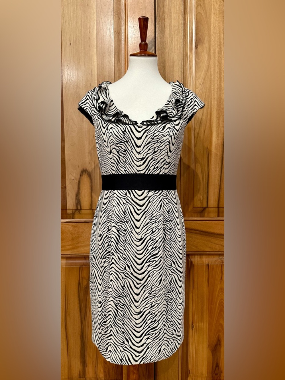 Kay Unger White Tiger Stripe Print, Fitted Dress/Ruffled Collar, EUC, 8